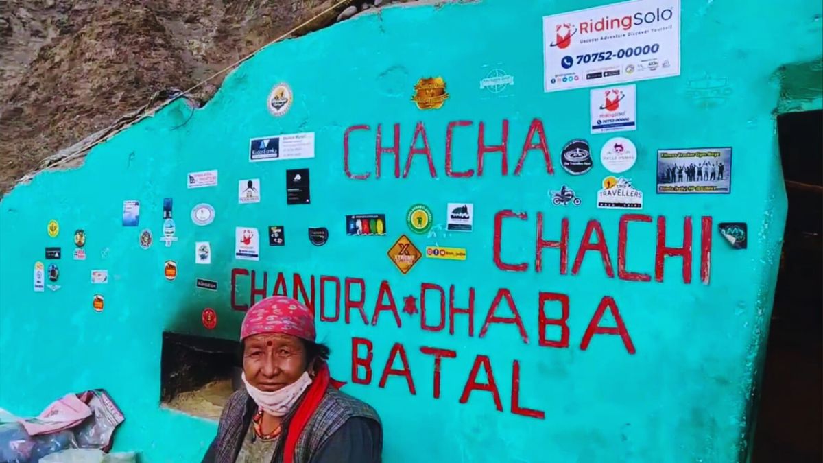 Travelers eating at the famous Batal Dhaba (Chacha-Chachi) near Kunzum Pass