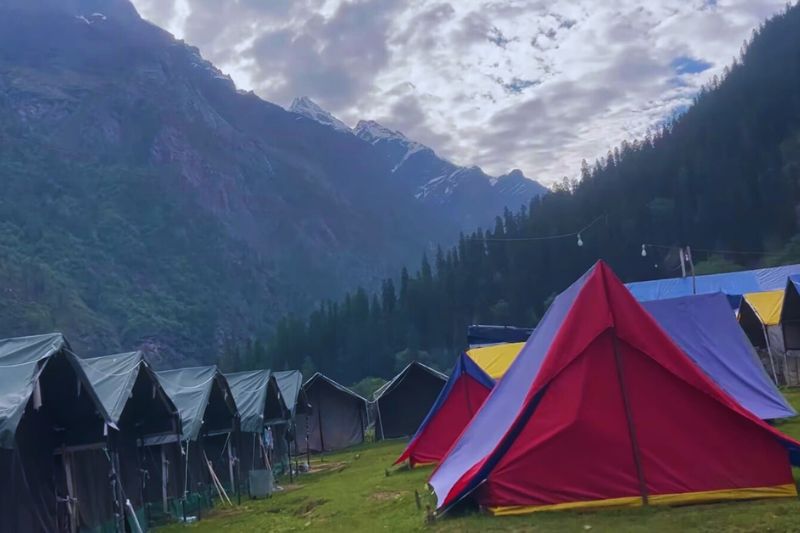 "Clear skies and mountain views in Kasol during September, perfect for stargazing and photography"