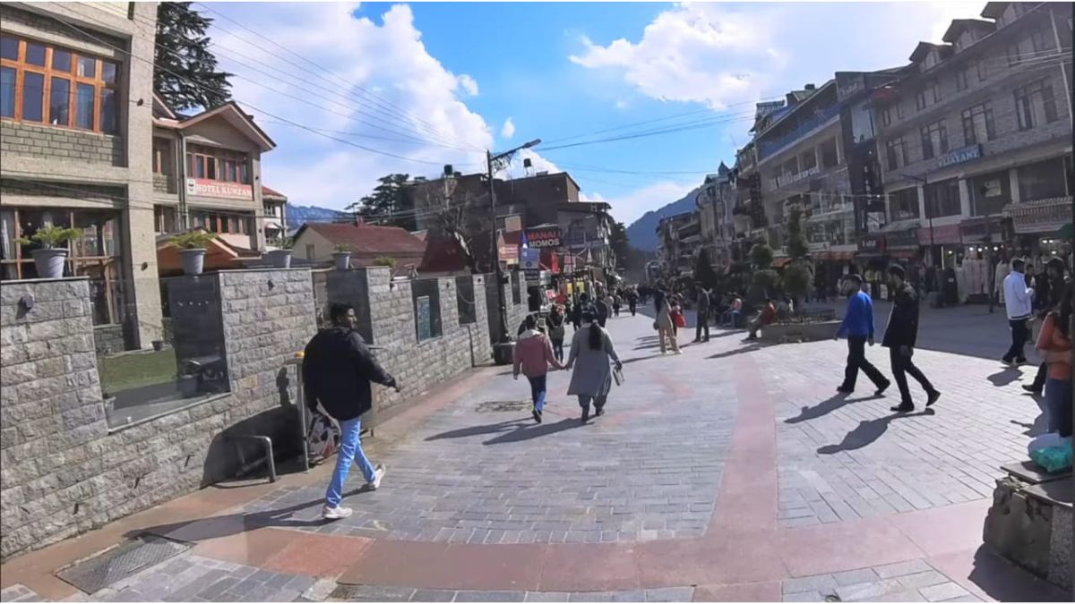 Local market in Manali with tourists shopping for Himachali woolens
