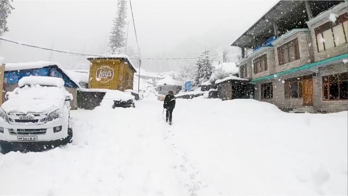 Snow-covered road leading to Rohtang Pass – Manali Himachal Pradesh