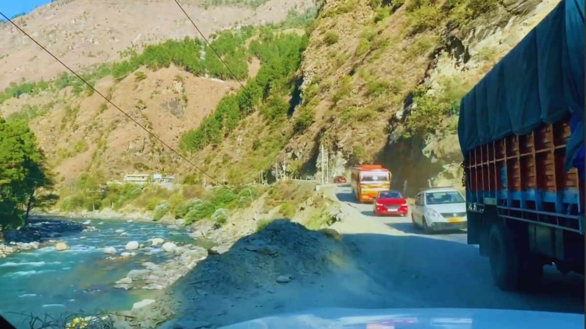 Bhuntar to Kasol road along Parvati River with mountain backdrop
