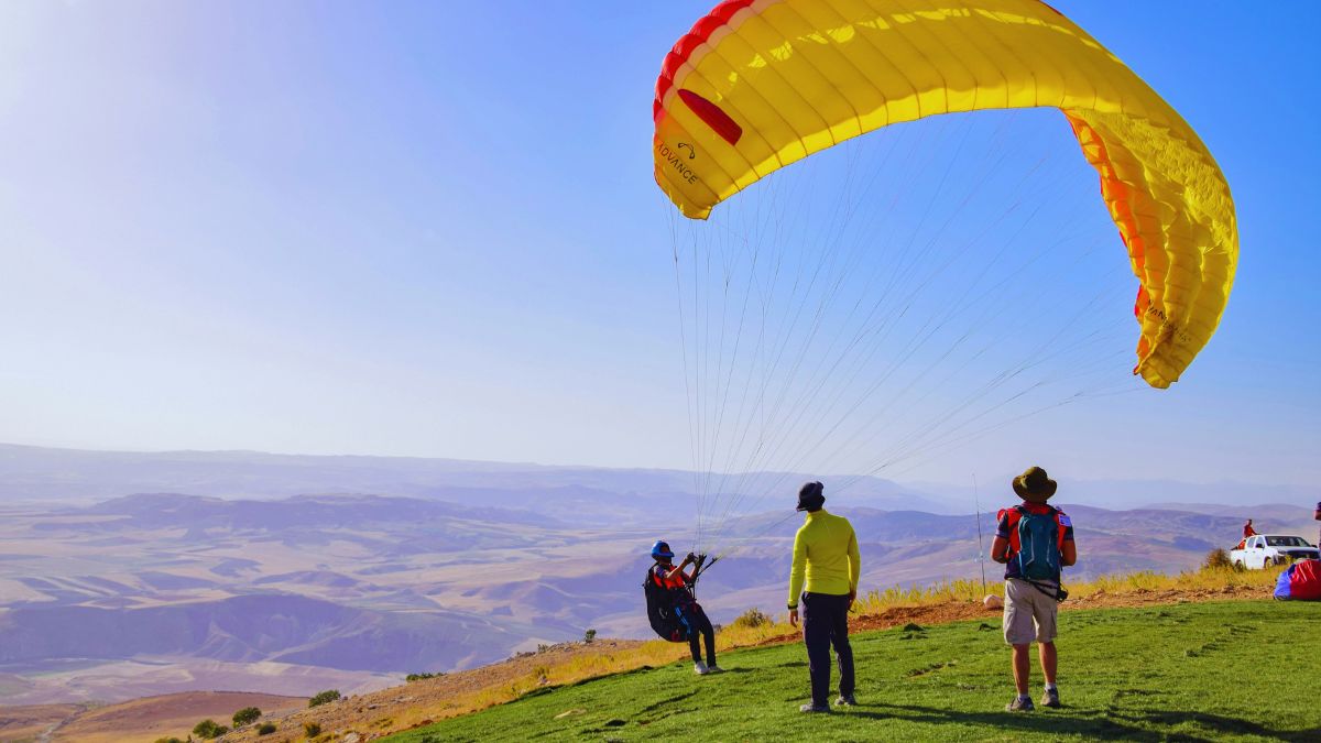 "Bir Billing Paragliding" Pilot launching paraglider from Billing cliff