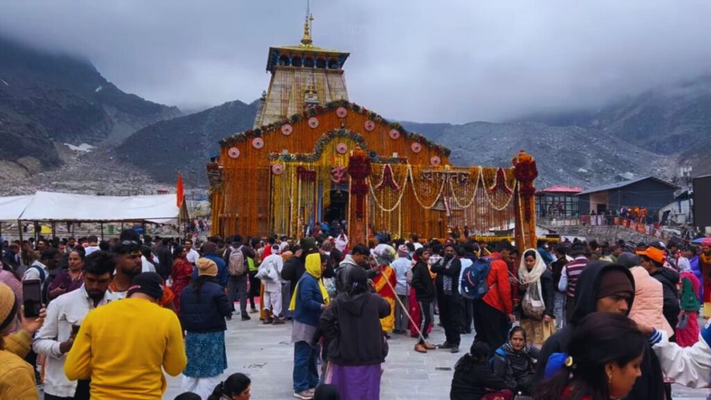 Pilgrims on Delhi to Kedarnath Yatra 2025 with mountains in background