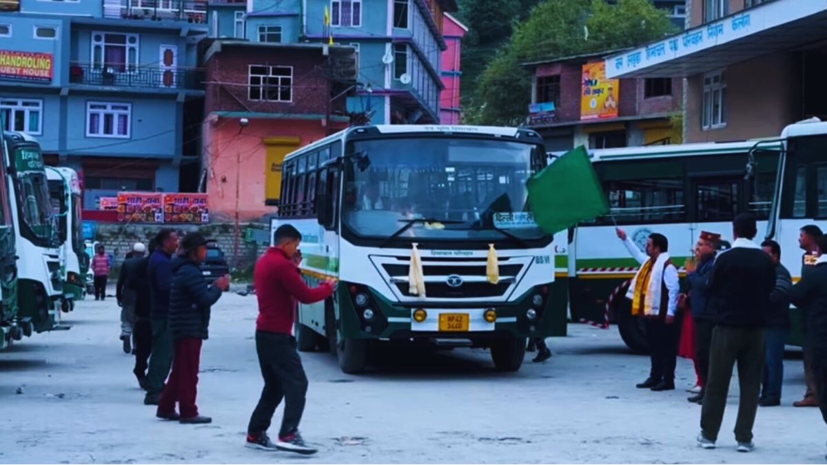 HRTC Volvo bus from Delhi to Bhuntar for Kasol route in 2025