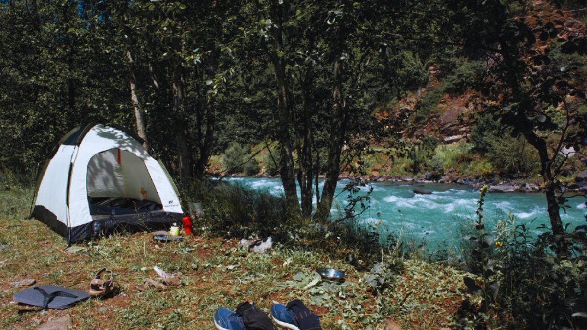 Riverside camping site with tents in Kasol, Himachal Pradesh