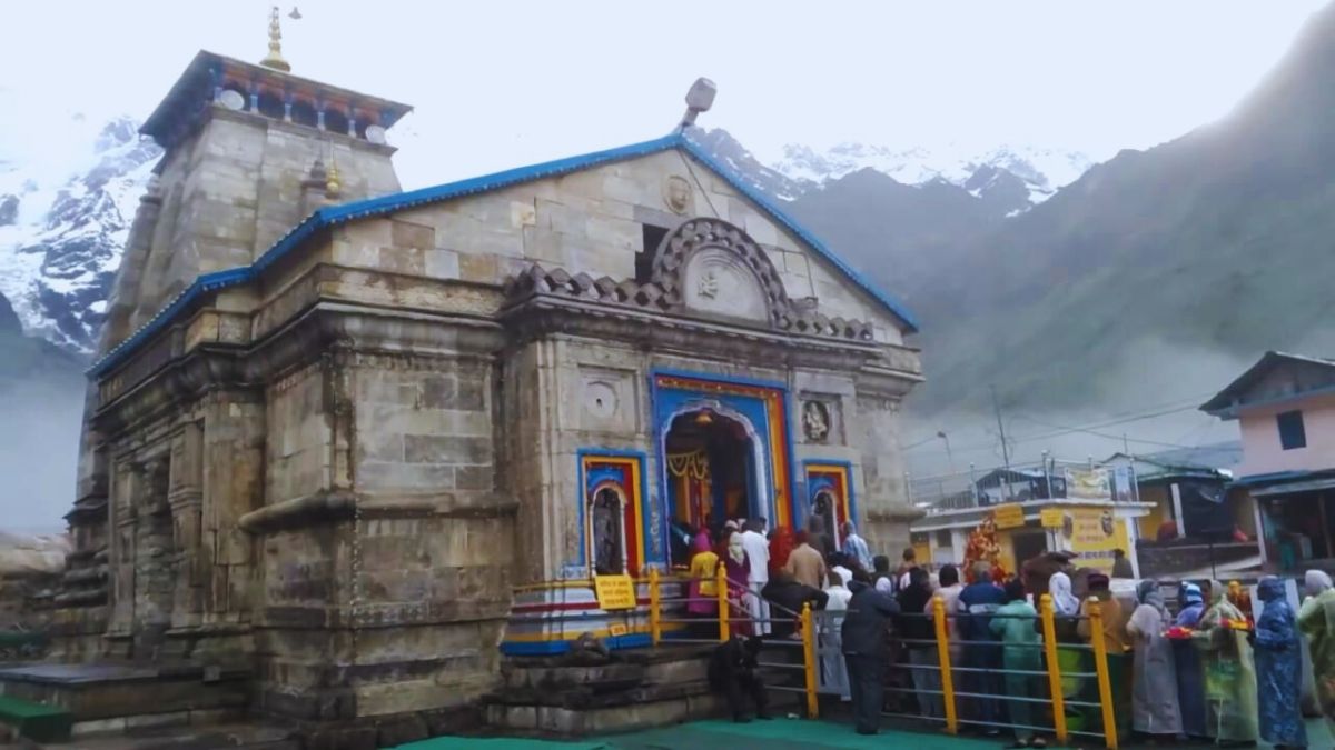 Kedarnath Temple in the morning with Himalayan peaks