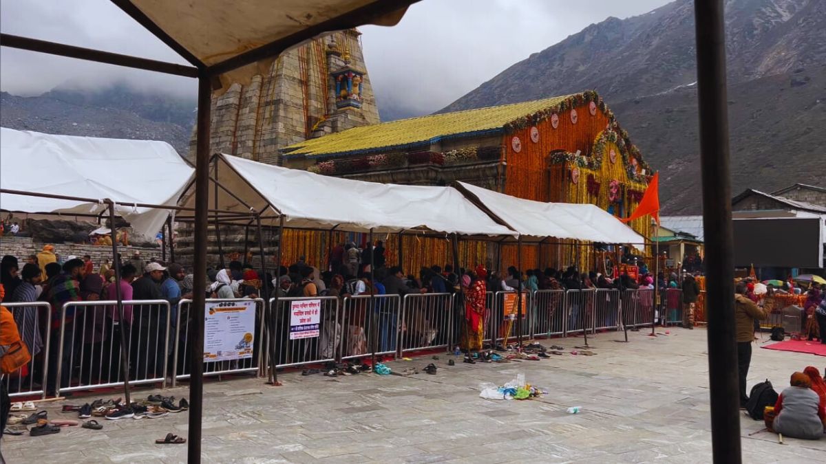  Kedarnath temple at sunrise with snow peaks behind