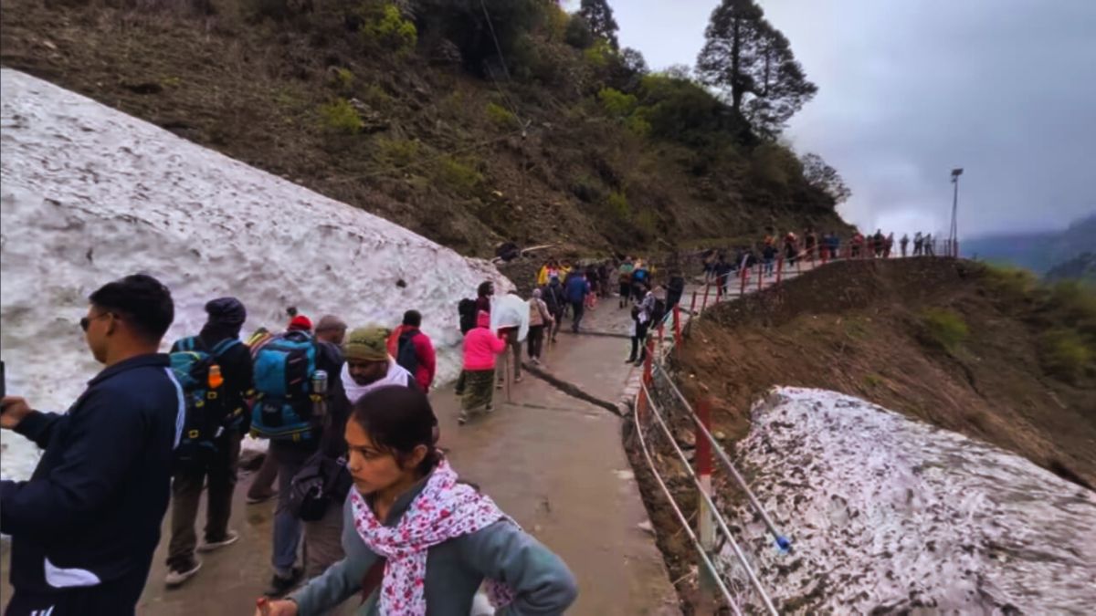 Pilgrims trekking from Gaurikund to Kedarnath temple