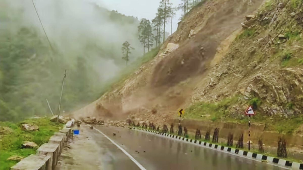 “Fresh landslide blocking Kullu–Manali highway during July 2025 monsoon”