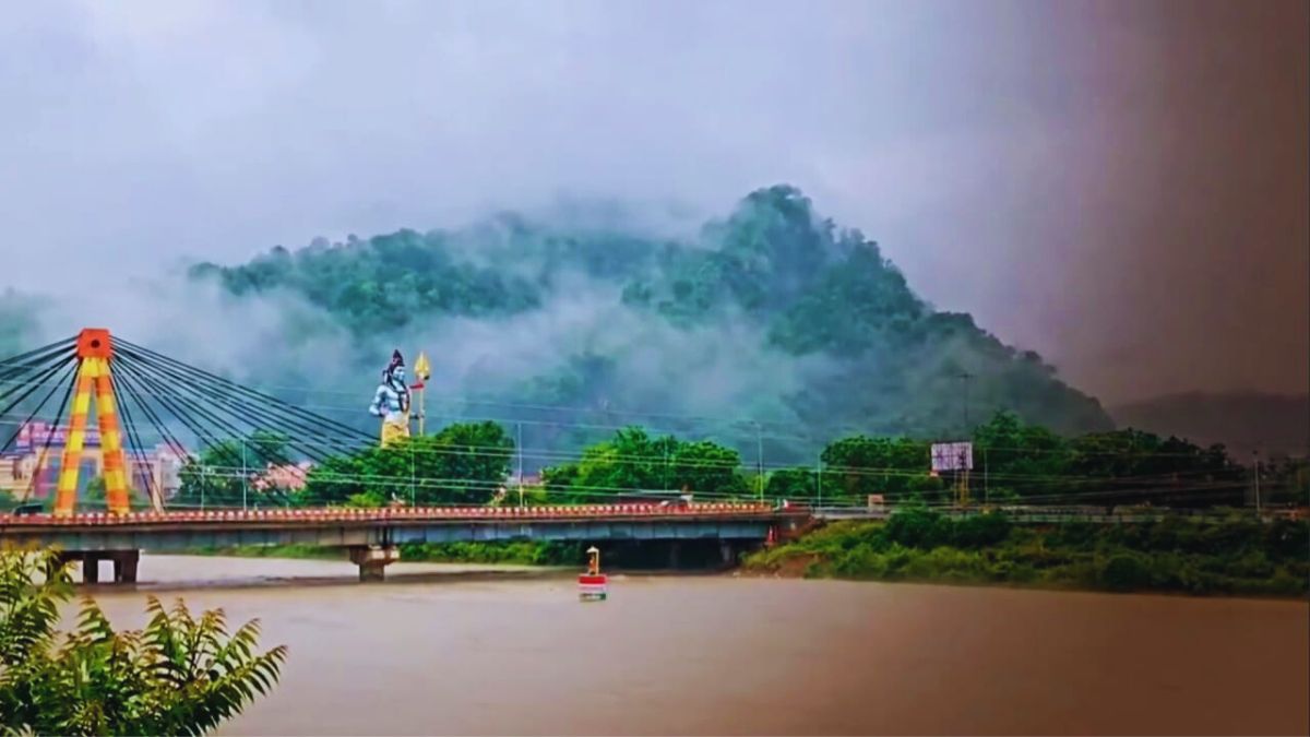 Travelers walking on wet roads during monsoon in Uttarakhand