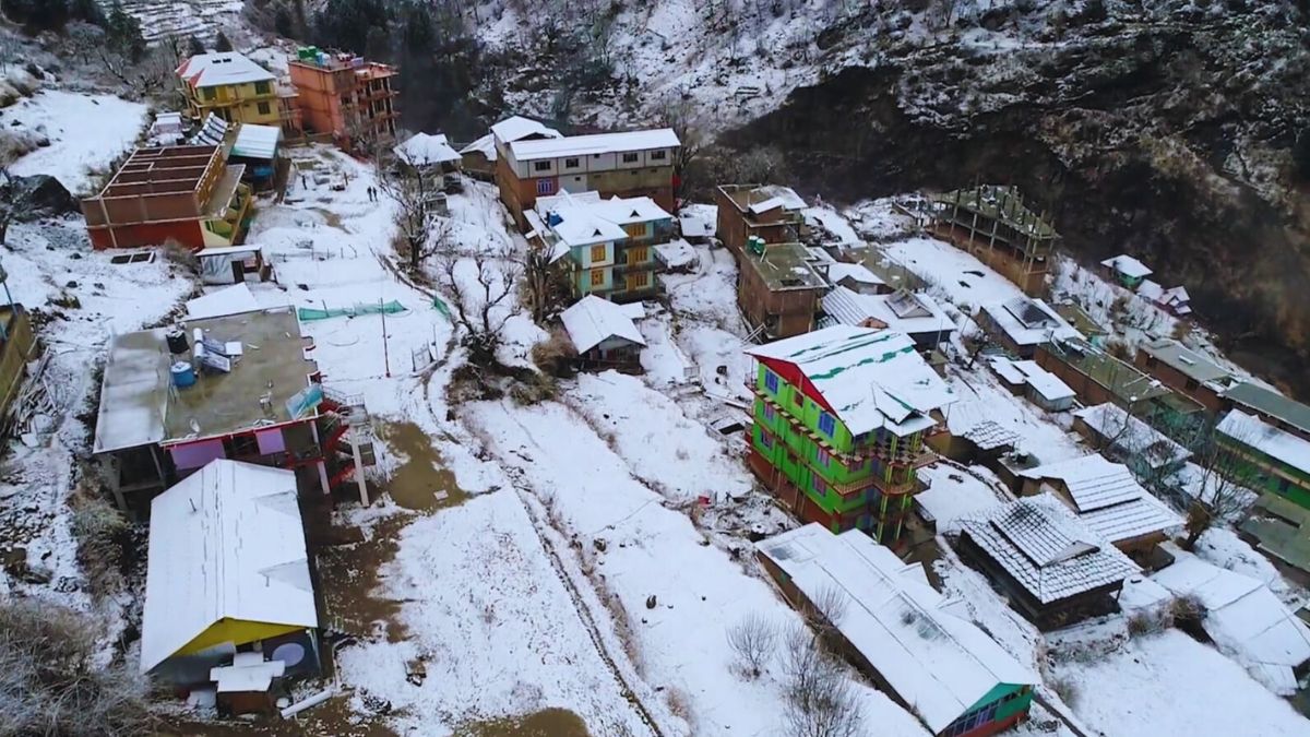 Tosh village in Parvati Valley with stunning mountain views on a backpacker budget